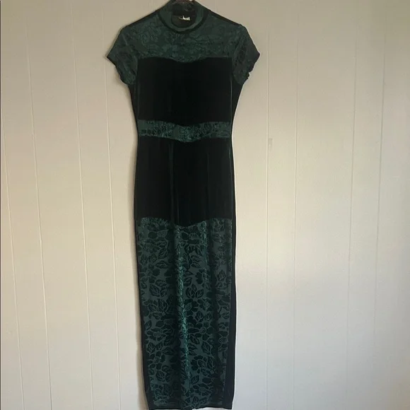 Beautiful vintage velvet emerald green dress with floral burnout pattern. - Picture 3 of 11